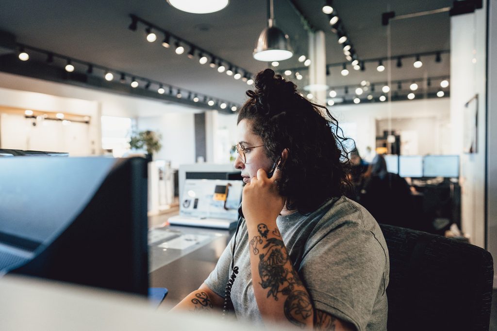 Préposée au service à la clientèle de Plomberie St-Jovite au téléphone, assurant la gestion des appels au bureau.