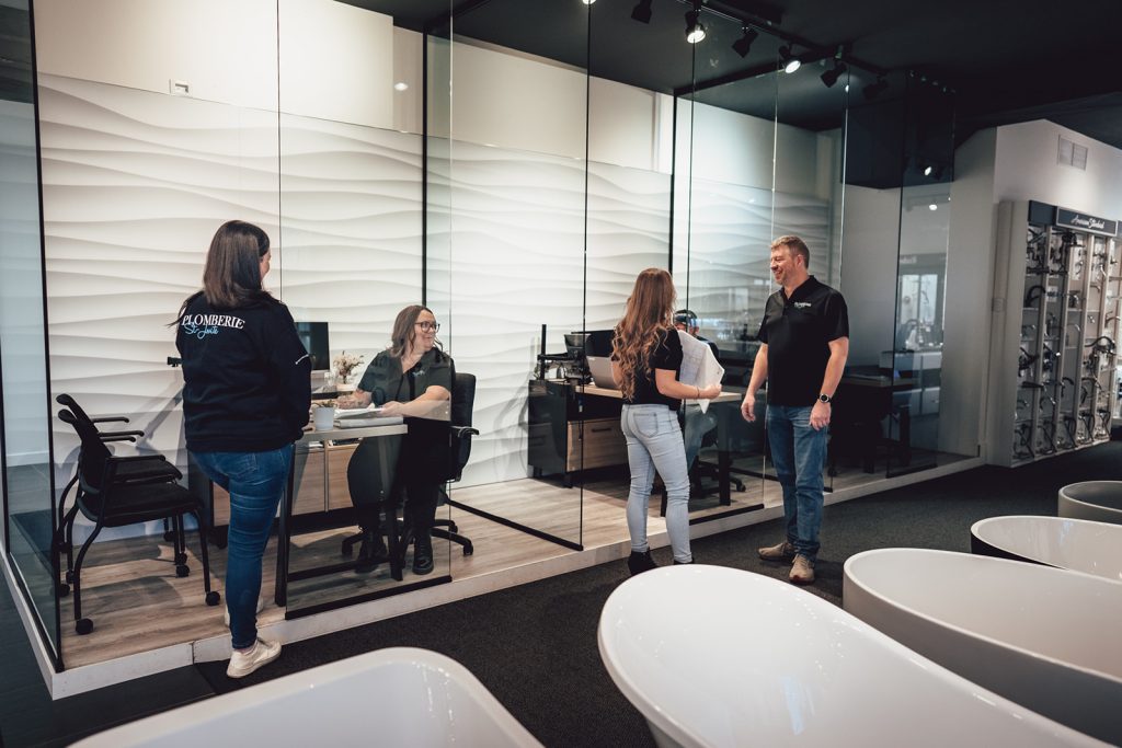 Équipe de plomberie réunie dans les bureaux de l’entreprise
