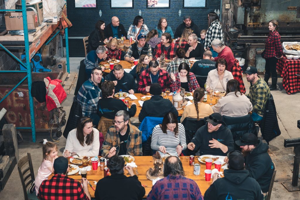 Dîner d'équipe festif et rassemblement des employés de Plomberie St-Jovite dans l'atelier