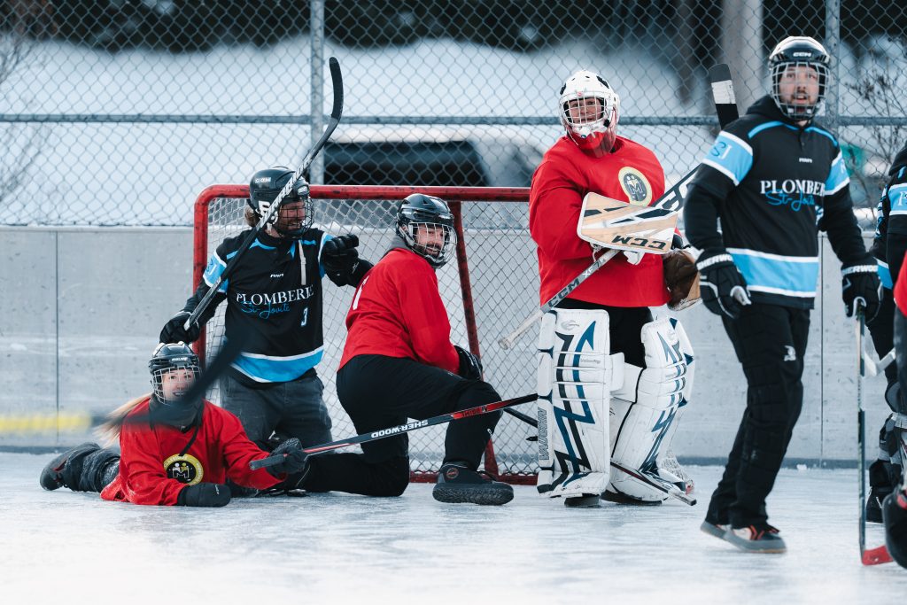 L'équipe de Plomberie St-Jovite s'amuse lors d'une partie de hockey extérieur amicale sur la glace.